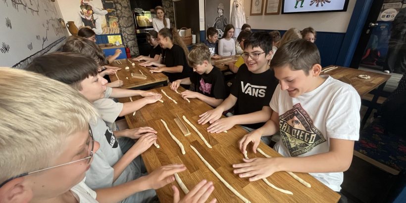Żywe Muzeum Obwarzanka i kino, multikino z klasą 6b, SP Klucze 2024