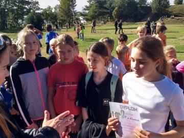 Powiatowe zawody drużynowe w sztafetowych biegach przełajowych, SP Klucze 2024