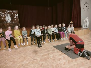 Spotkanie klas pierwszych z ratownikiem medycznym, SP Klucze 2024