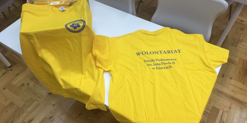 Wolontariat – nowe koszulki, SP Klucze 2024