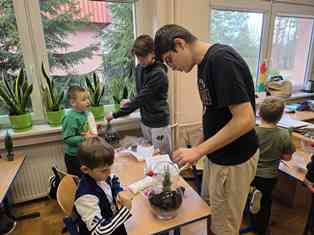 Ekologiczne bałwanki – uczniowie klasy 8b pomagali młodszym z 1b, SP Klucze 2025