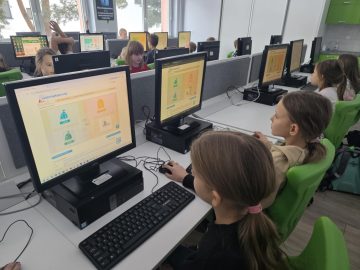 Zdjęcie prowadzi do artykułu: Zajęcia „Ekoczynni” w klasie drugiej – ekologiczna edukacja przy komputerach