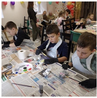 Warsztaty Wielkanocne w DDP ZŁOTA JESIEŃ w Kluczach, klasa 1b, uczniowie przygotowywali odlewy figurek o tematyce wielkanocnej, SP Klucze 2026