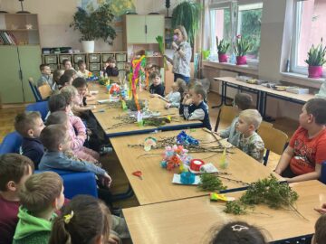 Uczniowie i Link prowadzi do artykułu Wielkanocne warsztaty z przedszkolakami, SP Klucze 2026 przedszkolaki przy wykonywaniu palmy wielkanocnej.