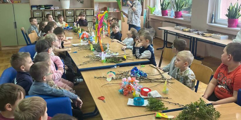 Uczniowie i Link prowadzi do artykułu Wielkanocne warsztaty z przedszkolakami, SP Klucze 2026 przedszkolaki przy wykonywaniu palmy wielkanocnej.