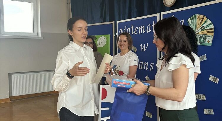 Link prowadzi do artykułu Sukces naszej uczennicy w Gminnym Konkursie Matematyka w finansach, SP Klucze 2026